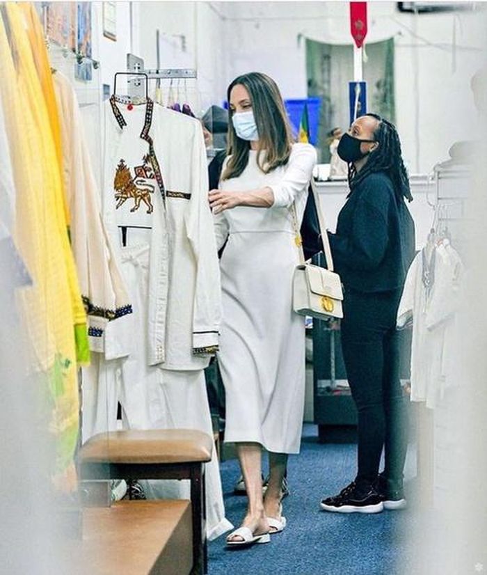 Trước đây, Shiloh luôn cắt tóc nam, mặc đồ con trai và theo đuổi phong cách tomboy. Không ít lần Angelina Jolie nói con gái luôn mặc đồ của anh trai Pax Thiên. Sao phim Maleficent thoải mái với điều đó, gọi Shiloh là John theo yêu cầu của con gái.