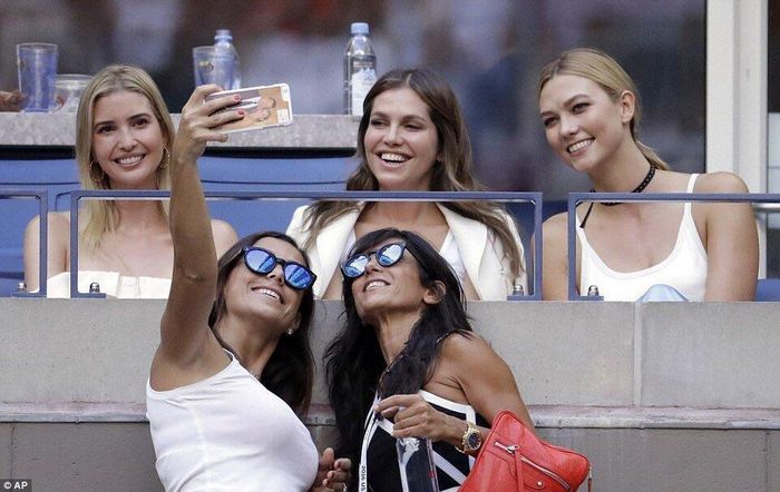 Trước đây, truyền thông cho rằng mối quan hệ chị em dâu luôn tốt đẹp. Trên thực tế, Ivanka Trump và Karlie Kloss chỉ mới xuất hiện chung tại sự kiện US Open 2016. Từ đó đến nay, hiếm khi thấy cả gia đình nhà Kushner có mặt chung trong một khung hình, nhất là khi ông Trump đắc cử tổng thống.