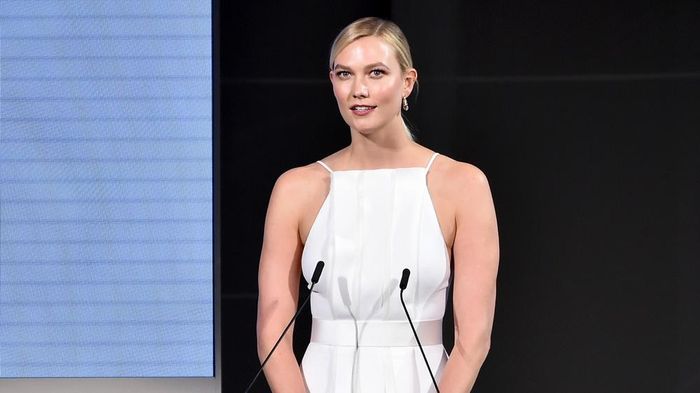 Năm 2018, Karlie Kloss từng lên tiếng chống lại ông Trump về chính sách tách trẻ nhập cư khỏi cha mẹ. "Chính trị hóa cuộc sống của những đứa trẻ không có khả năng tự vệ, tách chúng ra khỏi cha mẹ chúng là điều vô tâm", cô viết trên Instagram. Điều này cũng khiến quan hệ chị em dâu giữa Karlie Kloss và Ivanka Trump không tốt đẹp như những gì truyền thông thêu dệt.