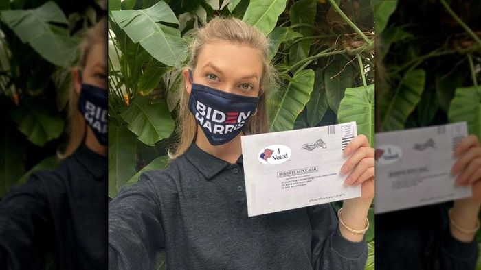 Năm 2020, Karlie Kloss lên tiếng ủng hộ, bỏ phiếu cho ông Joe Biden. Cô thậm chí đăng ảnh chúc mừng ứng viên đảng Dân chủ đắc cử tổng thống, mặc quan hệ với Ivanka Trump. "Chúc mừng Tổng thống Joe Biden và Phó tổng thống Kamala Harris", siêu mẫu Mỹ viết và đính kèm biểu tượng cảm xúc hình trái tim, cờ Mỹ.