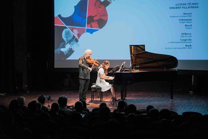 Lương Tố Như biểu diễn tại hòa nhạc cùng nghệ sĩ viola người Pháp Vincent Fillatreau tại L’Espace Hà Nội
