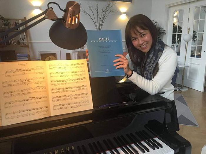 Nghệ sĩ piano Lương Tố Như trong một buổi tập chuẩn bị cho đêm diễn