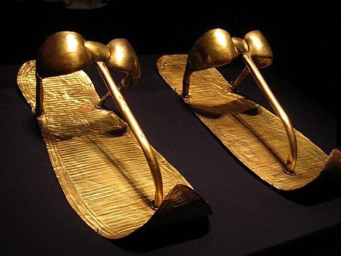 Trong số những báu vật được tìm thấy trong lăng mộ Tutankhamun, giới nghiên cứu dành nhiều sự quan tâm đến một vài cổ vật. Điển hình là những đôi dép làm bằng vàng được tùy táng cùng nhà vua Ai Cập Tutankhamun.