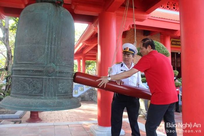 Các đại biểu thỉnh chuông chùa Trường Sa Lớn. Ảnh Mạnh Hùng