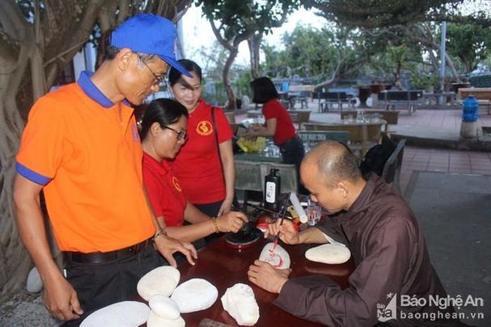 Các đại biểu xin chữ sư thầy trụ trì chùa Trường Sa Lớn. Ảnh Mạnh Hùng