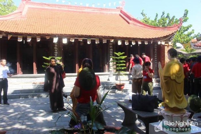 Các đại biểu hành lễ ở chùa Sinh Tồn trên đảo Sinh Tồn. Ảnh Mạnh Hùng