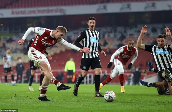 Arsenal (áo đỏ) nhọc nhằn vượt ải Newcastle. (Nguồn: Getty Images)