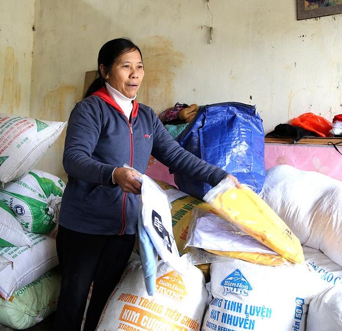 Bà Lựu chuẩn bị quần áo ấm, chăn đệm mang tặng đồng bào vùng cao có hoàn cảnh khó khăn…