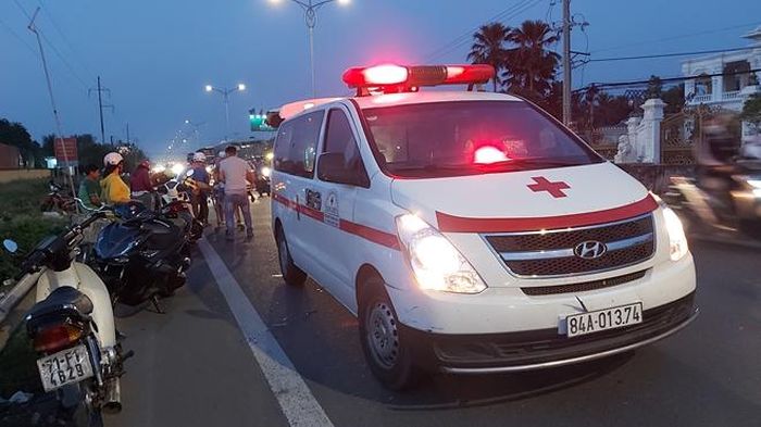 Xe cứu thương mang đưa nạn nhân đến bệnh viện cấp cứu.