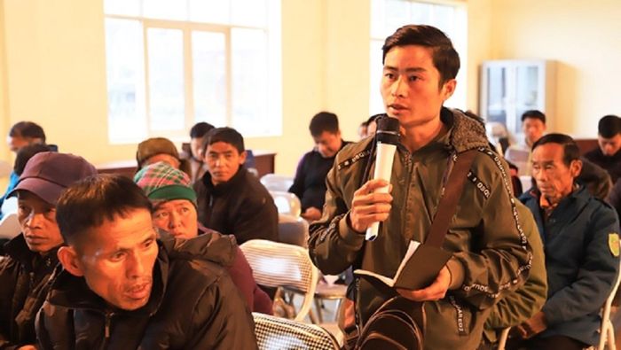 Người dân nêu ý kiến tại Hội nghị tiếp xúc đối thoại trực tiếp của Thị ủy Sa Pa với cán bộ, đảng viên và nhân dân xã Mường Hoa năm 2020.