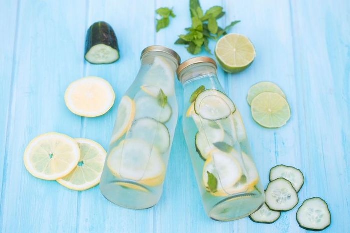  Nếu cảm thấy khó uống nước lọc, bạn có thể sử dụng các loại nước thay thế. Nước chanh, nước dừa hoặc các loại trà không chứa caffeine là lựa chọn lý tưởng. Trong trường hợp vẫn không hiệu quả, hãy thử tạo hương vị cho nước bằng rau hoặc trái cây. Bạn có thể thêm dâu tây, dưa chuột, lá bạc hà hoặc cam để tạo hương vị cho nước. Ảnh: Mrs_2015. 