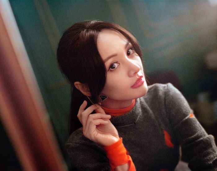  Nữ diễn viên trở thành chủ đề gây tranh cãi khi hợp tác với Prada. Ảnh: Weibo. 