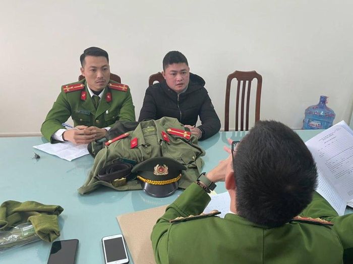 Chiều 7/1, cảnh sát bắt khẩn cấp Bành Quốc Khánh (áo đen) về hành vi Lừa đảo chiếm đoạt tài sản. Ảnh: Công an cung cấp.