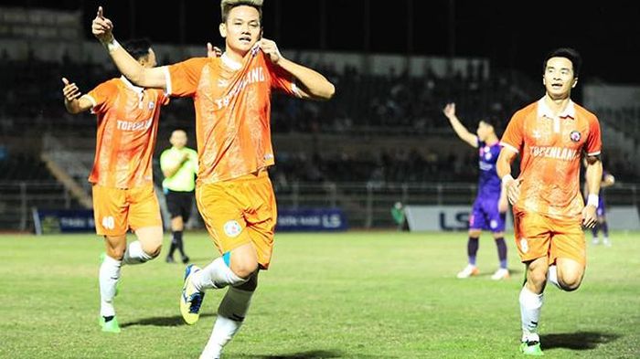 Hồ Tấn Tài cùng các đồng đội ở Topenland Bình Định phải mượn sân Nha Trang thi đấu ở vòng 2 và 4 V-League 2021. Ảnh: BDFC
