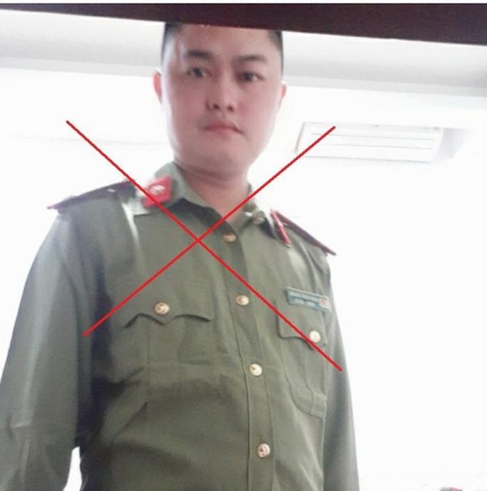 Bành Quốc Khánh thường xuyên mặc đồ công an để lừa người dân - Ảnh: Công an cung cấp