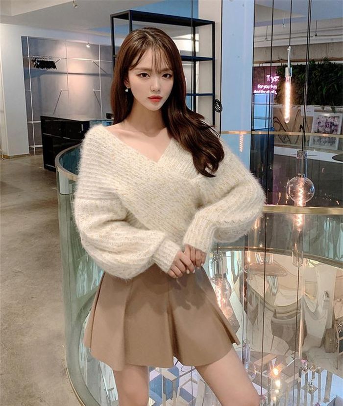 Kiểu áo len xù bông mịn mang đến vẻ ngọt ngào cho người mặc, vì thế cũng rất được các cô gái Hàn ưa chuộng mùa đông năm nay. Thiết kế với những sợi tơ mịn giúp người mặc giữ được sự ấm áp nhưng trông vẫn trẻ trung và đáng yêu như một chiếc kẹo bông.