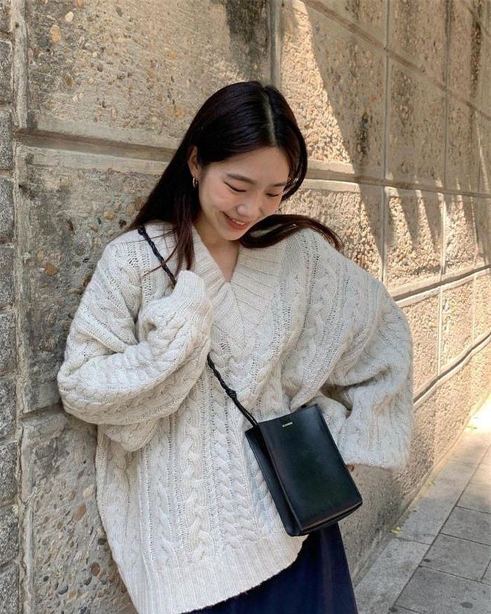 Áo len với những sợi nổi vặn xoắn như dây thừng không phải là kiểu mốt mới mẻ. Tuy nhiên, nó không những không hạ nhiệt theo từng năm mà thậm chí còn bùng nổ hơn trong mùa lạnh năm nay.