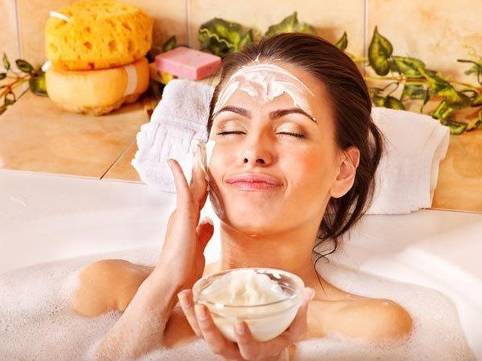 Dầu dừa cũng là một trong những cách làm căng da mặt tự nhiên được chị em áp dụng, và dễ kiếm, rẻ tiền mà lại an toàn. 