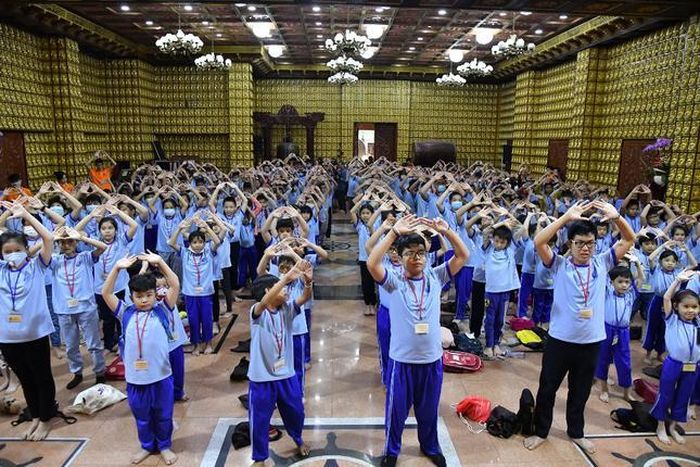 Và các sinh hoạt khác dưới sự hướng dẫn của quý thầy và phụng sự viên chùa Giác Ngộ