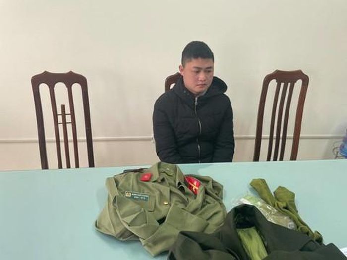 Bành Quốc Khánh cùng những bộ trang phục công an được mua trên mạng mặc vào để đi lừa đảo