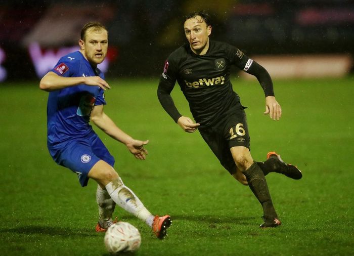 West Ham đang có phong độ tốt tại Premier League, nhưng lại gặp nhiều khó khăn trước đối thủ không cùng đẳng cấp. "The Hammers" trình diễn lối chơi nghèo nàn và chỉ có 2 lần đưa bóng đi trúng đích, trong tổng số 12 cú sút.