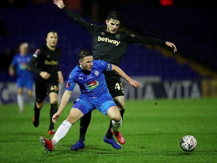 Đội hình Stockport có sự góp mặt của John Rooney, em trai của Wayne Rooney. Khác với người anh Wayne có sự nghiệp lẫy lừng, John chỉ quanh quẩn ở các đội bóng cấp thấp. Stockport là đội bóng đang thi đấu ở giải hạng 5 trong hệ thống bóng đá tại xứ sở sương mù. 