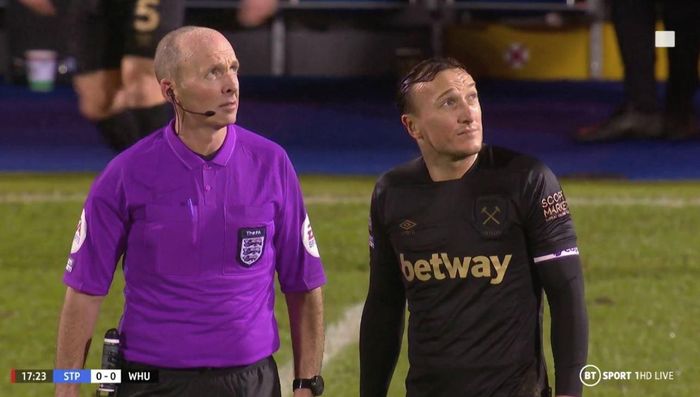  Tuy nhiên, tiếng ồn quá lớn lại gây ảnh hưởng đến cầu thủ của West Ham và Stockport. Trọng tài Mike Dean đã cho trận đấu tạm dừng vì lo ngại cầu thủ sẽ không thể nghe thấy tiếng còi của ông. VAR không được sử dụng tại sân Edgeley, nên kết quả trận đấu sẽ chỉ được định đoạt bằng những quyết định của trọng tài chính.