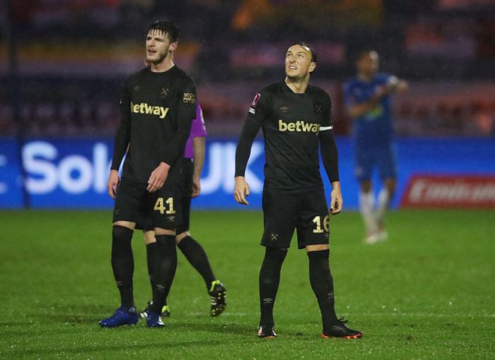  Mark Noble cùng đồng đội tranh thủ quãng thời gian nghỉ để ngắm pháo hoa. Theo Sportbible, pháo hoa được người dân bắn không phải để chào đón các cầu thủ, mà để động viên Khia, một cậu bé 15 tuổi vừa bị tai nạn giao thông ở địa phương. Sau hơn 2 phút bị gián đoạn, ông Mike Dean mới cho các cầu thủ đưa bóng vào cuộc.