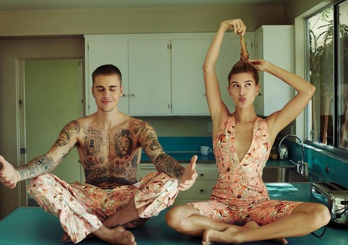Hailey Bieber giúp chồng trị mụn thành công bởi Justin từng bị mụn nặng nề do ảnh hưởng từ căn bệnh tăng bạch cầu đơn nhân nhiễm khuẩn. "Nó gây ảnh hưởng tới da, chức năng hoạt động của não, năng lượng và toàn bộ sức khỏe của tôi", giọng ca Sorry cho biết. Ảnh: @haileybieber.
