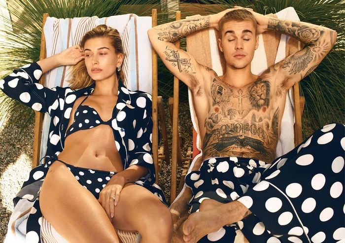 Trong thời gian cách ly ở Canada cùng Justin Bieber vào tháng 3 năm ngoái, Hailey dưỡng da bằng các sản phẩm có nguồn gốc thiên nhiên. Cô giải thích: "Triết lý làm đẹp của tôi là tìm kiếm những sản phẩm có thành phần sạch, bổ dưỡng với làn da, đồng thời được nghiên cứu và phát triển bởi khoa học". Ảnh: @haileybieber.