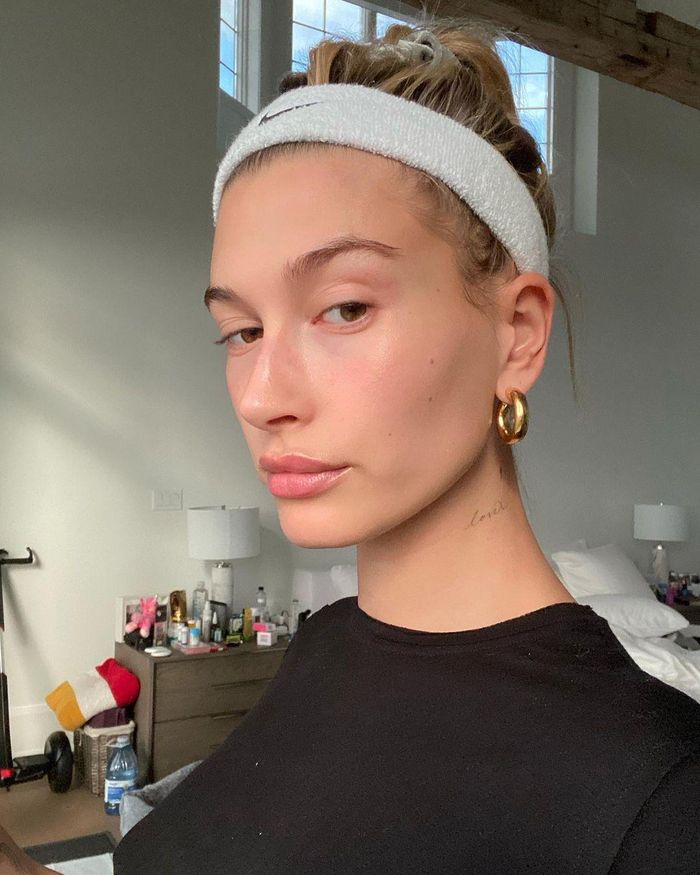 Vào thời gian cách ly, Hailey Bieber khám phá các mỹ phẩm mới và chăm sóc da mặt tại nhà. Nữ người mẫu nói: "Tôi đã thử nghiệm nhiều loại mặt nạ khác nhau, đồng thời tận hưởng liệu pháp massage mặt. Tôi từng làm việc cùng một chuyên gia massage ở Los Angeles - người dạy tôi rất nhiều về Gua Sha. Tôi rất tin tưởng massage mặt giúp giữ gìn làn da tươi trẻ", nữ người mẫu . Ảnh: @haileybieber.