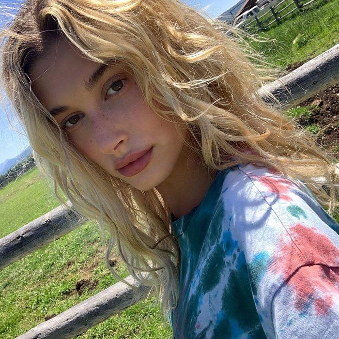Tình yêu của Hailey Bieber đối với lối sống lấy cảm hứng từ thiên nhiên còn thể hiện qua chế độ ăn. "Tôi đã thử chế độ ăn dựa trên thực vật trong 2 tháng cách ly xã hội. Tôi cảm thấy tuyệt vời và cơ thể tràn đầy năng lượng. Tuy vậy, tôi không ăn thực vật hoàn toàn. Tôi vẫn ăn thịt nhưng không nhiều. Tôi còn ăn thêm cá, rau xanh và đậu lăng", cô chia sẻ. Ảnh: @haileybieber.