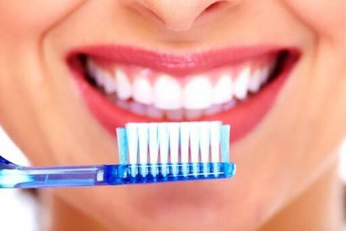 Nên sử dụng bàn chải đánh răng lông mềm khi đánh răng