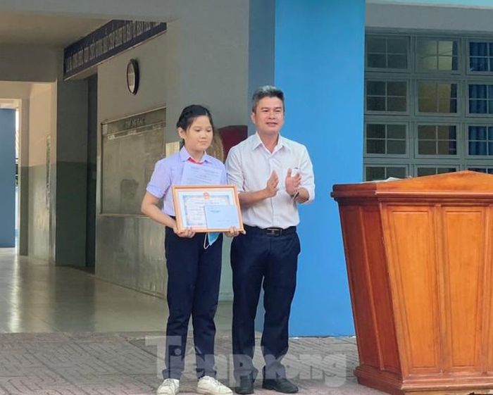 Thảo được khen thưởng vì có hành động nhặt được của rơi trả lại cho người mất
