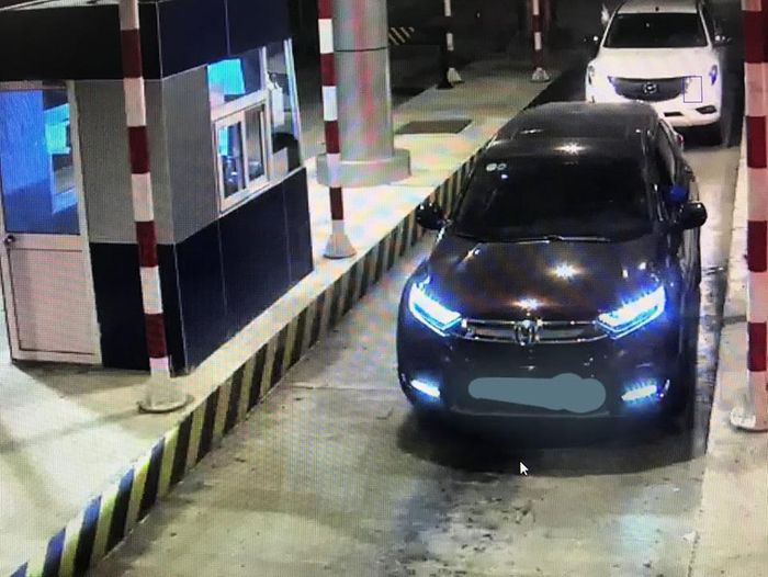 Tài xế trình báo tình trạng bị ném đá tại trạm thu phí.