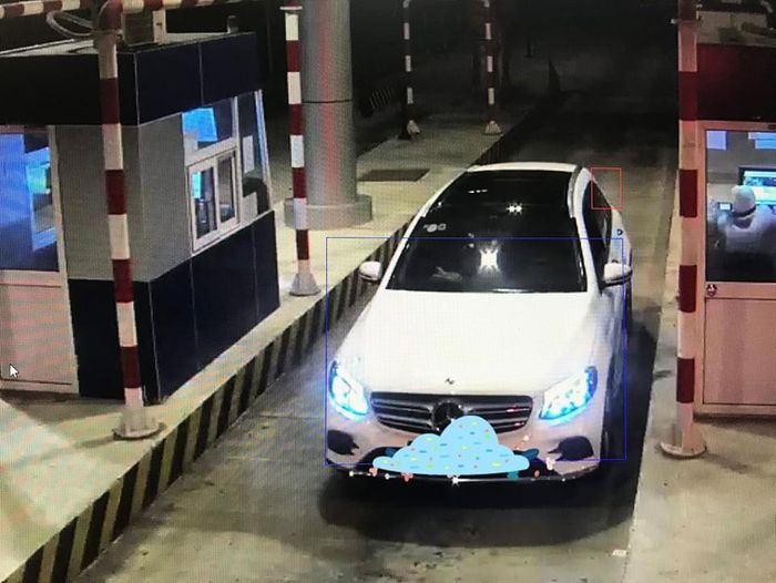Xe ô tô bị ném đá. Ảnh trạm thu phí chụp lại.