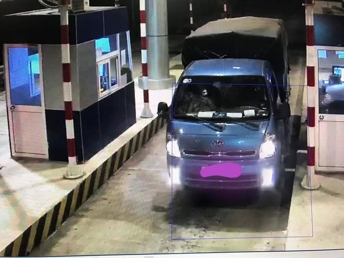 Nhiều xe ô tô cùng bị ném đá.