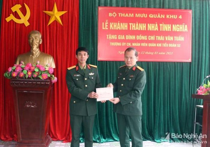 Thượng tá Phạm Đình Trung trao quyết định tặng nhà tình nghĩa cho Thượng úy Quân nhân chuyên nghiệp (QNCN) Thái Văn Tuấn. Ảnh: Mạnh Hùng