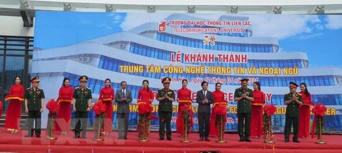 Các đại biểu cắt băng khánh thành Trung tâm công nghệ thông tin và ngoại ngữ hạng mục Nhà 1B. (Ảnh: Phan Sáu/TTXVN)