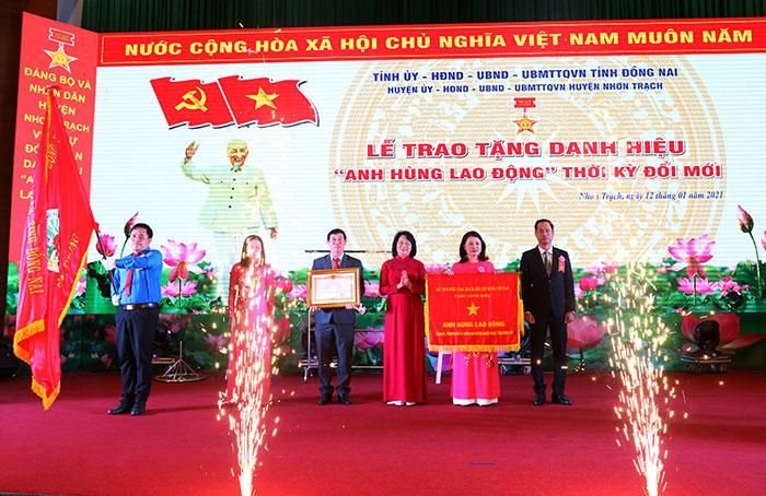 Phó chủ tịch nước Đặng Thị Ngọc Thịnh trao Danh hiệu "Anh hùng lao động thời kỳ đổi mới" cho Đảng bộ, chính quyền và nhân dân H. Nhơn Trạch