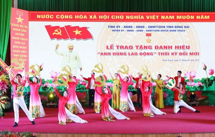 Một tiết mục văn nghệ chào mừng.