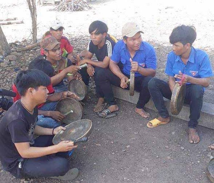 Nhờ chủ động nguồn quỹ, chi đoàn làng Amil (xã Ayun, huyện Chư Sê) mua được cồng chiêng để tập luyện, góp phần giữ gìn bản sắc văn hóa dân tộc. Ảnh: Phan Lài