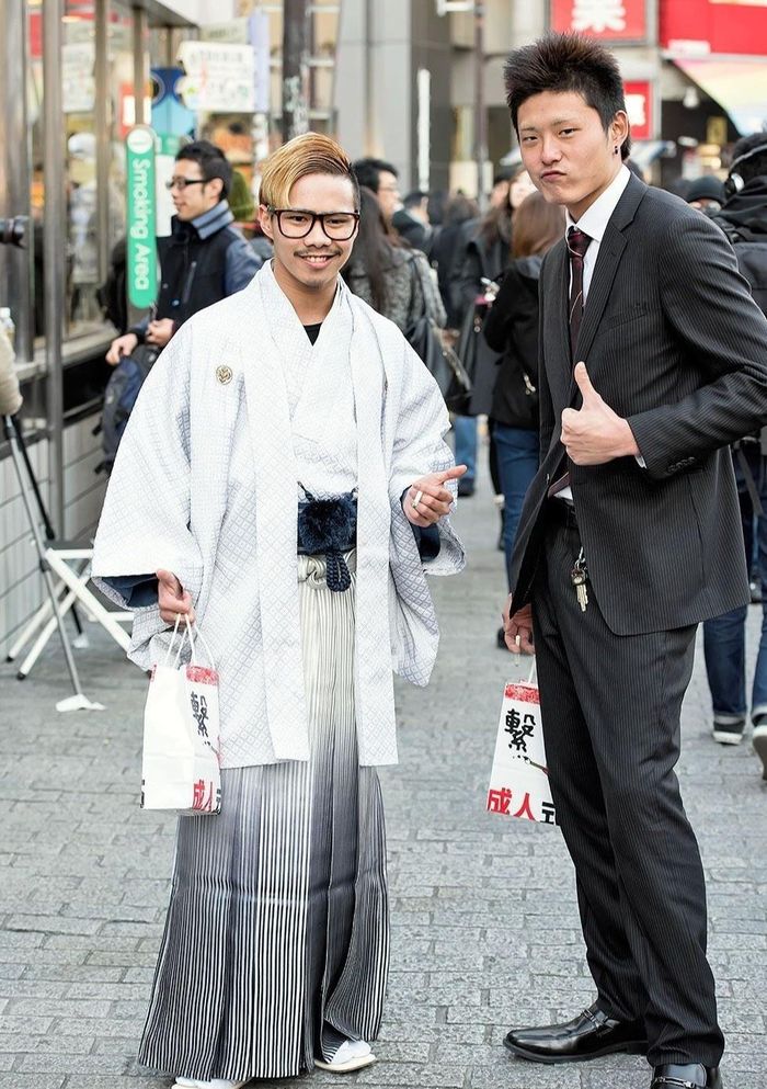 Nữ sẽ mặc furisode trong khi nam mặc hakama hoặc vest. Ảnh: Tokyofashion.com.