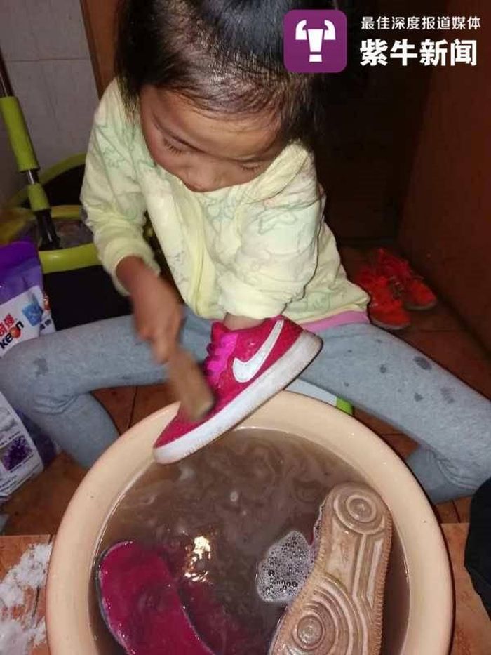 Qingqing có thể tự làm nhiều việc dù chỉ có một tay.