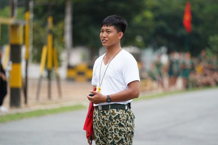  Sau khi chương trình Sao nhập ngũ 2020 lên sóng, Mũi trưởng Nguyễn Việt Long trở thành cái tên được quan tâm. Tính cách vừa cương nghị vừa ấm áp cùng nụ cười tươi tắn của chàng quân nhân để lại ấn tượng tốt đẹp đối với nhiều khán giả theo dõi chương trình. Ảnh: Sao nhập ngũ. 