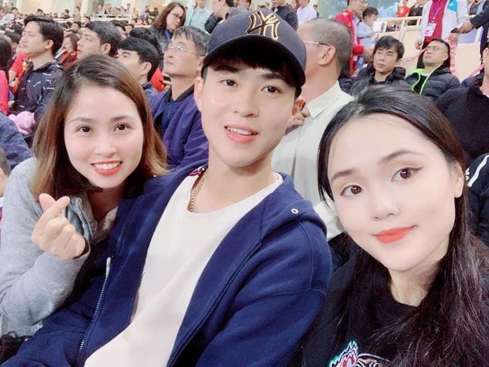 Trong nhiều bức ảnh selfie được bà xã Quỳnh Anh chia sẻ lên mạng xã hội, Duy Mạnh xuất hiện với diện mạo khác lạ khi sử dụng các app chụp hình. Vốn đã có làn da trắng sáng, anh chàng thậm chí trắng bật tông, được trang điểm má hồng bằng các tính năng của app làm đẹp. Tuy vậy, nhiều người nhận xét Duy Mạnh vẫn cuốn hút, tự nhiên hơn trong các bức ảnh được chụp bằng camera thường. Ảnh: Nguyễn Quỳnh Anh.