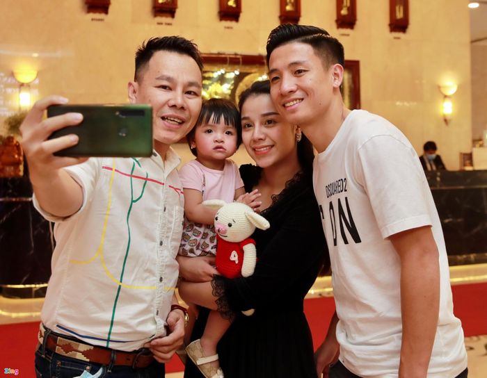  Bên cạnh Đỗ Duy Mạnh, trung vệ Bùi Tiến Dũng cũng là một trong những cầu thủ của tuyển Việt Nam nhận được nhiều lời khen ngợi ngoại hình. Anh chàng gây ấn tượng nhờ nụ cười tươi, dễ tạo thiện cảm và thân hình săn chắc chuẩn 6 múi. 