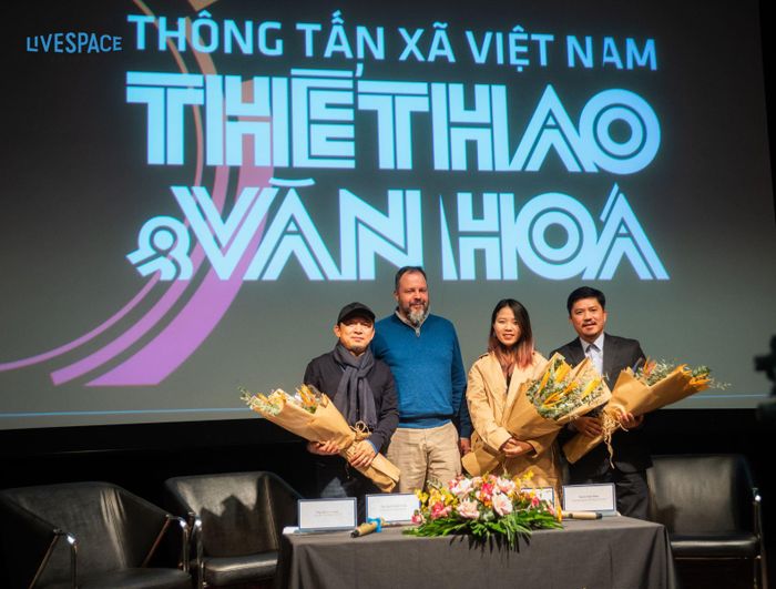 Ban tổ chức dự án: ông Thierry Vergon (áo xanh) - giám đốc Viện Pháp tại Hà Nội, nhạc sĩ Quốc Trung - đại diện Moonson Music Festival, bà Tôn Nữ Như Ngọc - đại diện Believe Distribution Services và ông Lê Xuân Thành - Tổng biên tập Báo Thể thao và Văn hóa.