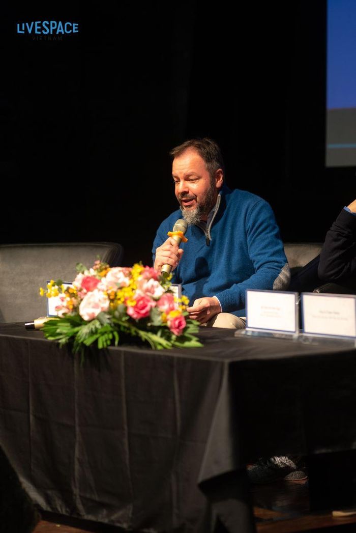 Ông Thierry Vergon chia sẻ đầy tâm huyết về dự án này:“Chúng tôi hy vọng chương trình LiveSpace Vietnam lần đầu tiên được tổ chức thành công sẽ tạo cơ hội để nhân rộng dự án này trong khu vực Đông Nam Á, từ đó tạo ra sân chơi cho các nghệ sĩ đoạt giải của từng quốc gia giao lưu và chia sẻ niềm đam mê âm nhạc ”
