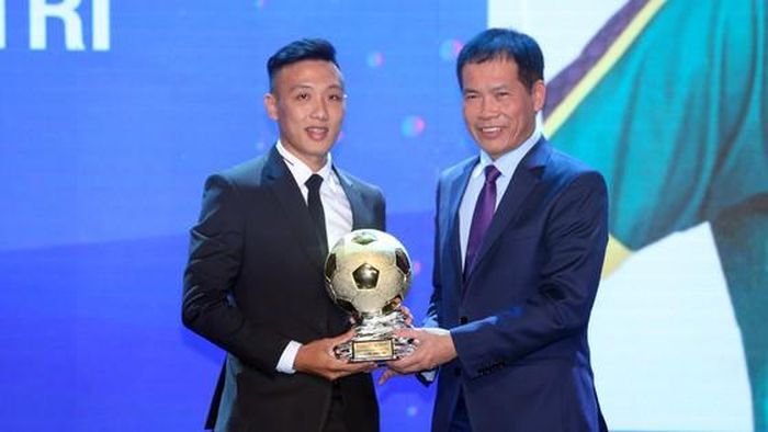 Cầu thủ Nguyễn Minh Trí (bên trái) giành Quả bóng Vàng Futsal. Ảnh: SGGP